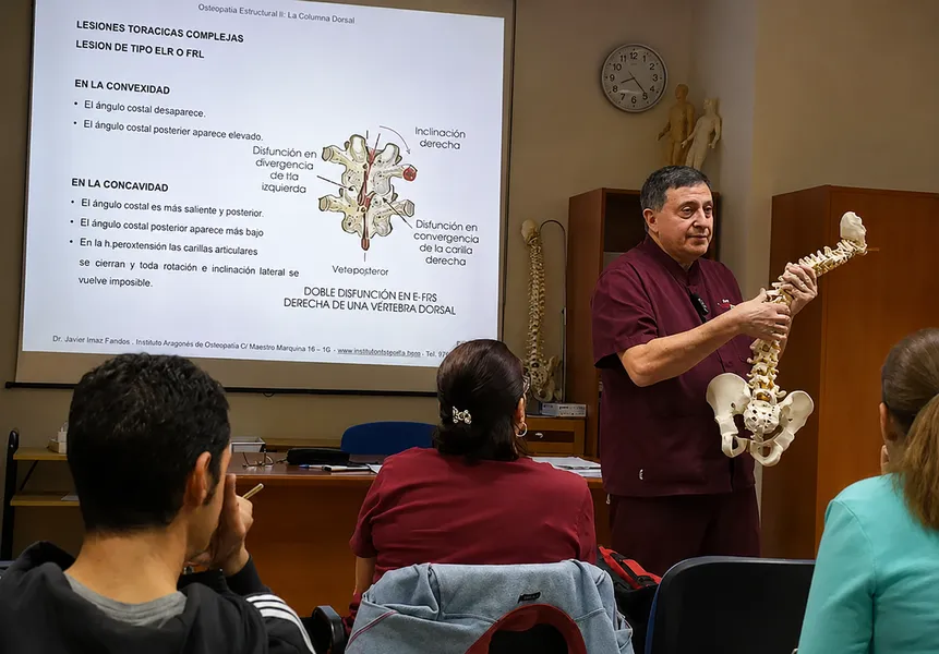 El Dr. Javier Imaz impartiendo una clase de osteopatía