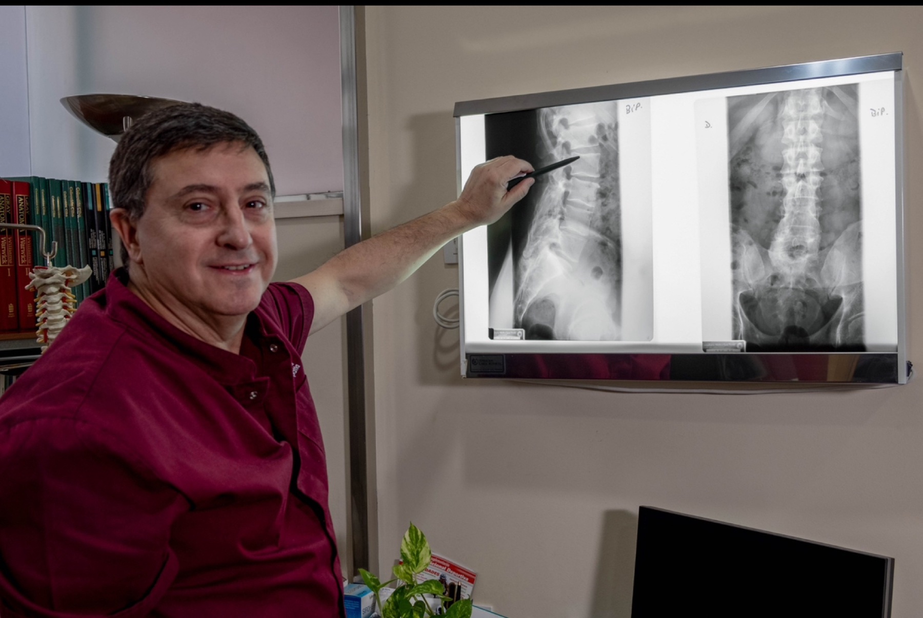 El Dr. Javier Imaz explicando una radiografía en su consulta