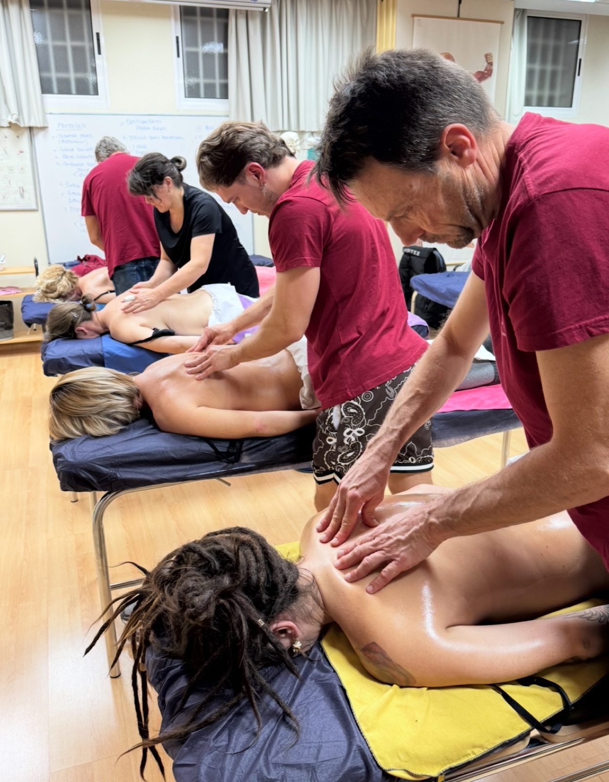 Práctica por parejas durante una clase de masaje