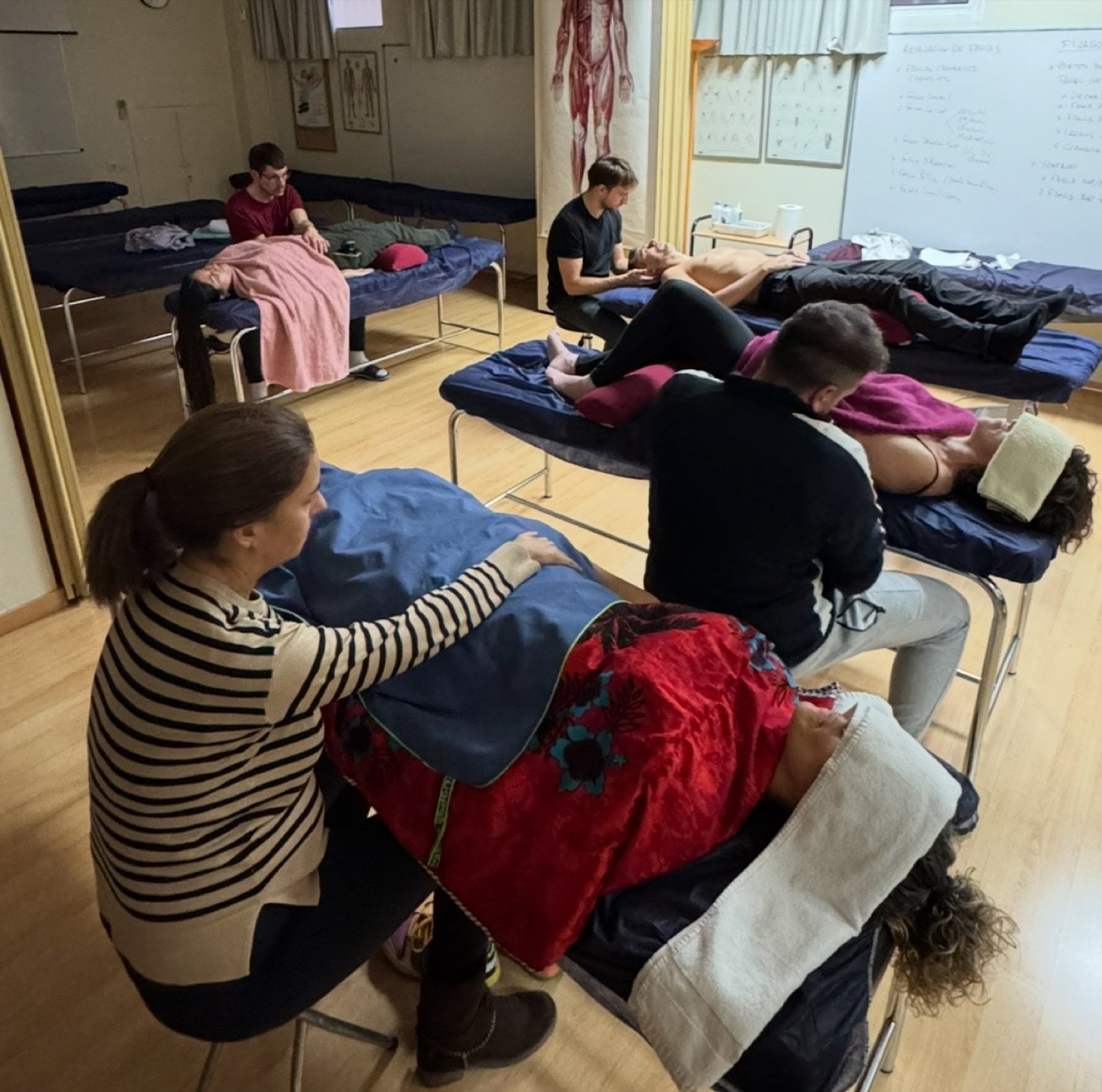 Práctica por parejas durante una clase de masaje