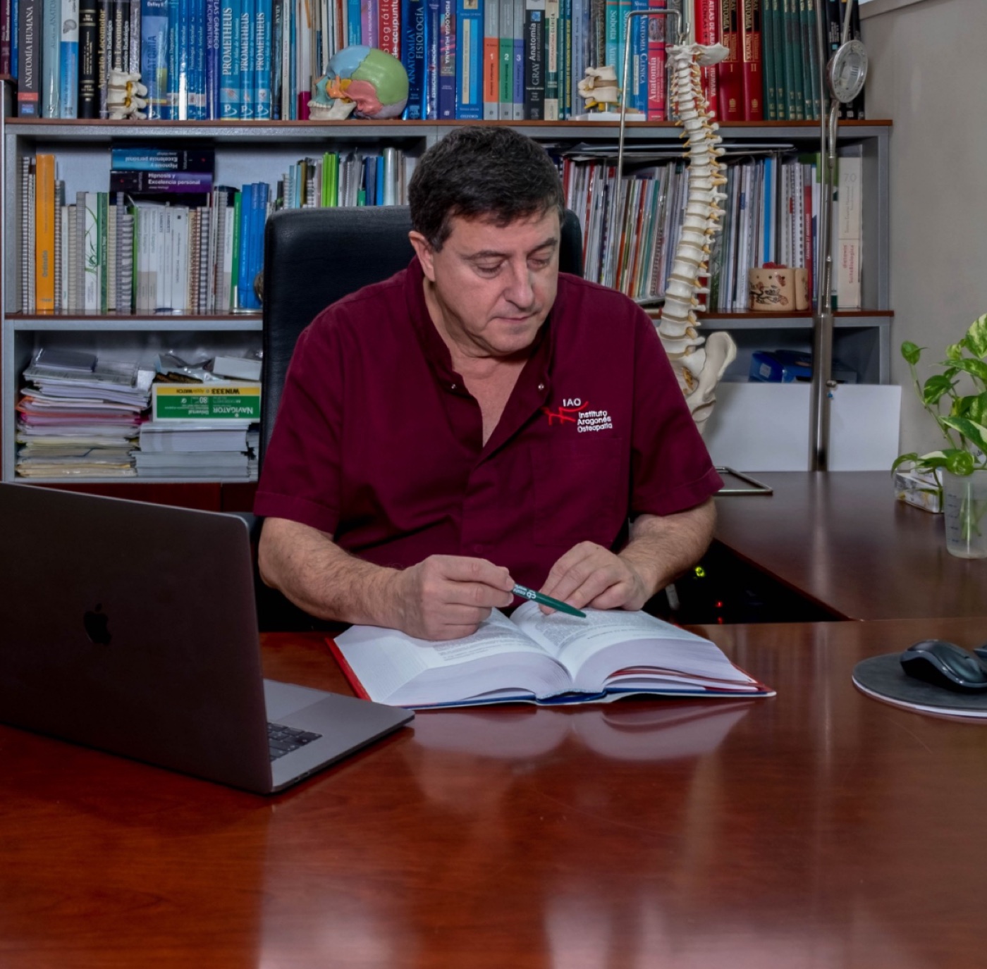 El Dr. Javier Imaz revisando documentación clínica en su consulta